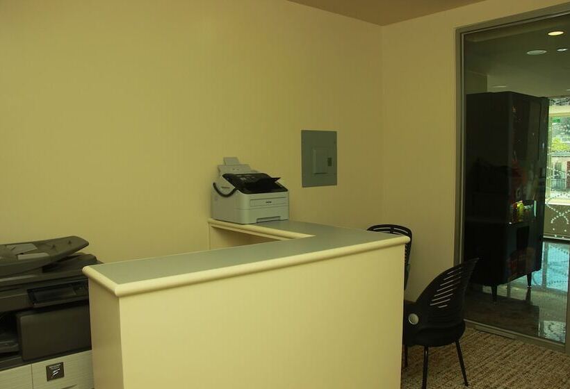 West Plaza Hotel At Lebuu Street