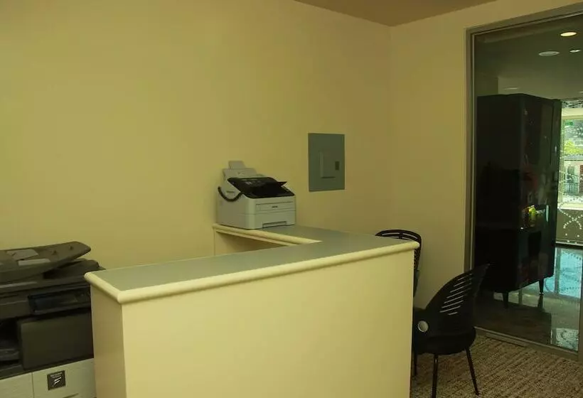 West Plaza Hotel At Lebuu Street