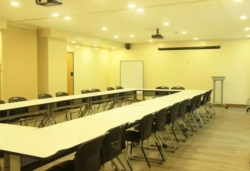 West Plaza Hotel At Lebuu Street