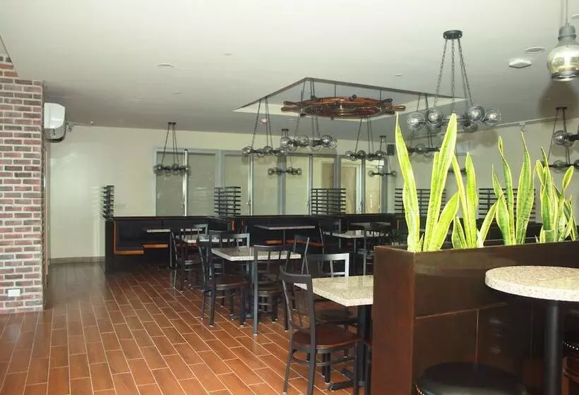 West Plaza Hotel At Lebuu Street