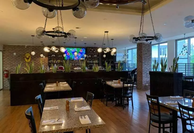 West Plaza Hotel At Lebuu Street