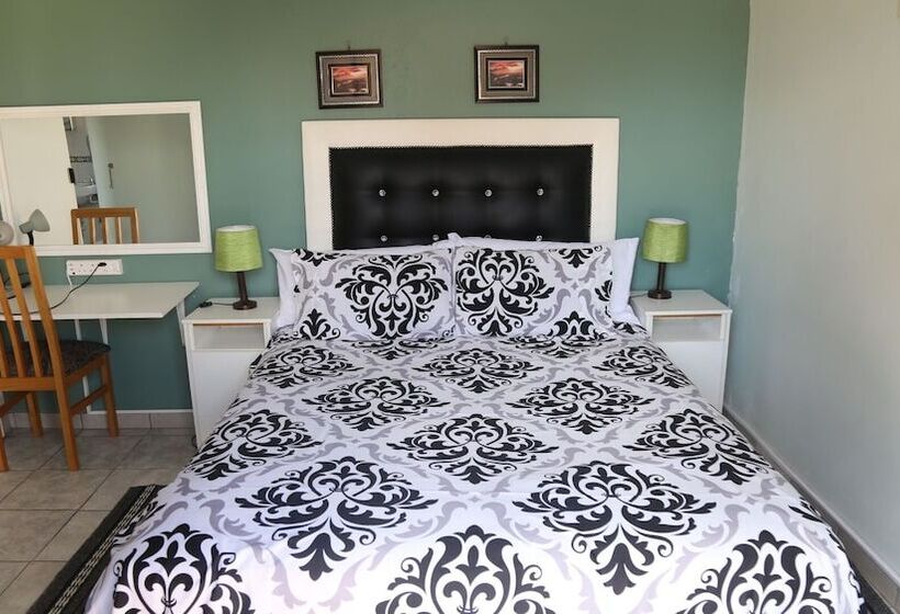 بنسيون Roba Monakedi Guest Lodge