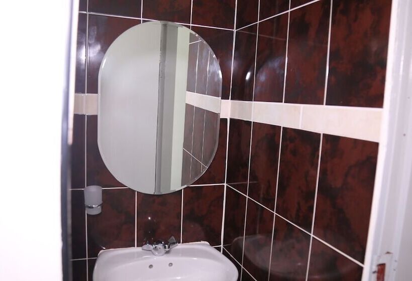 بنسيون Roba Monakedi Guest Lodge