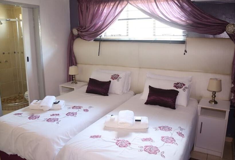 بنسيون Roba Monakedi Guest Lodge