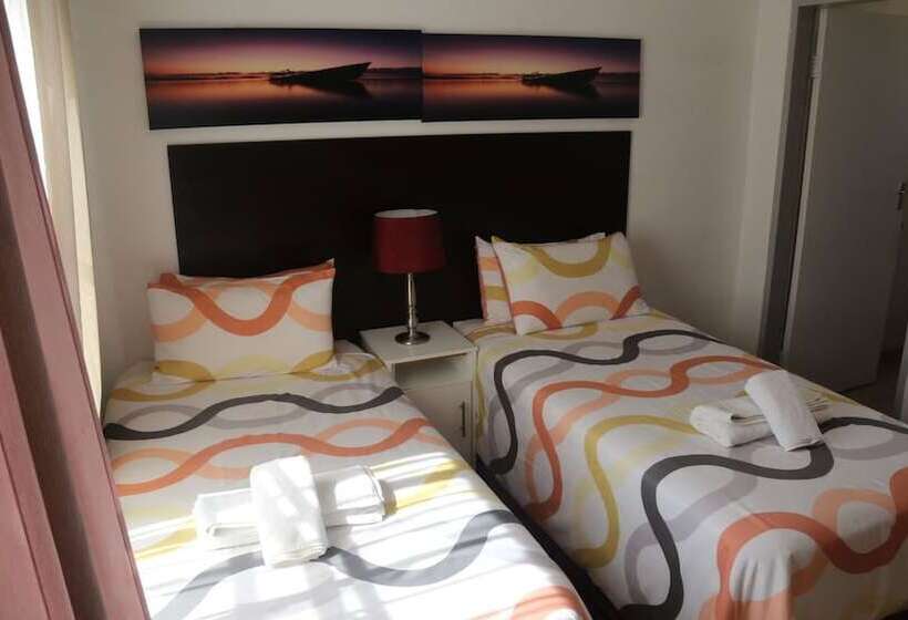 بنسيون Roba Monakedi Guest Lodge