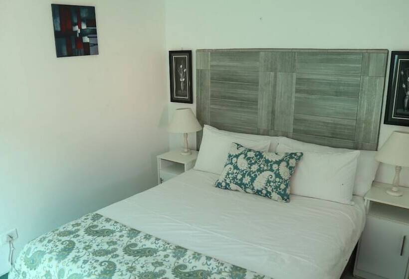 بنسيون Roba Monakedi Guest Lodge