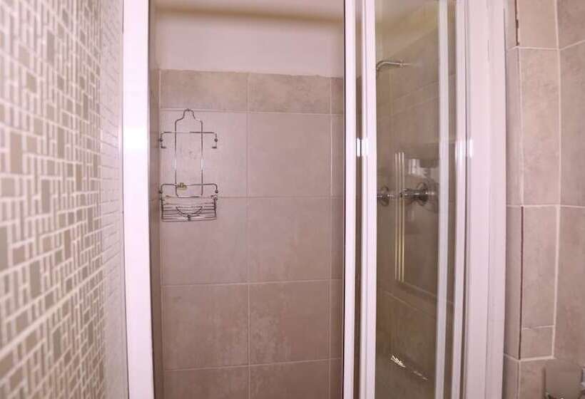 بنسيون Roba Monakedi Guest Lodge