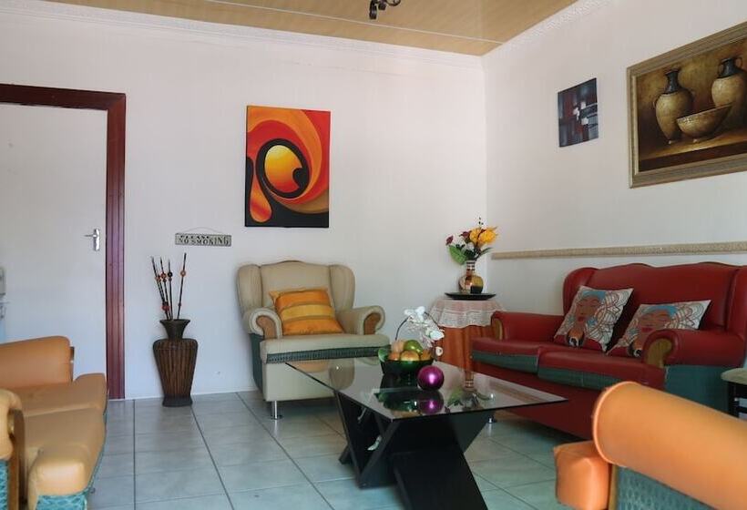 بنسيون Roba Monakedi Guest Lodge