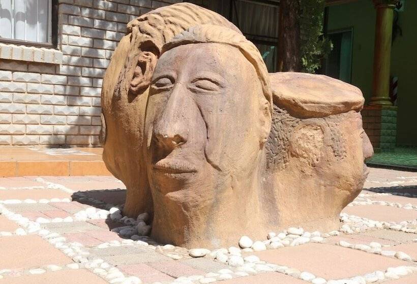 بنسيون Roba Monakedi Guest Lodge