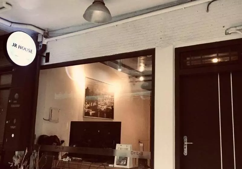 پانسیون Jr House