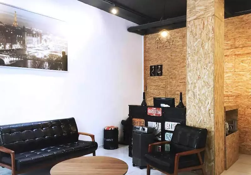 پانسیون Jr House