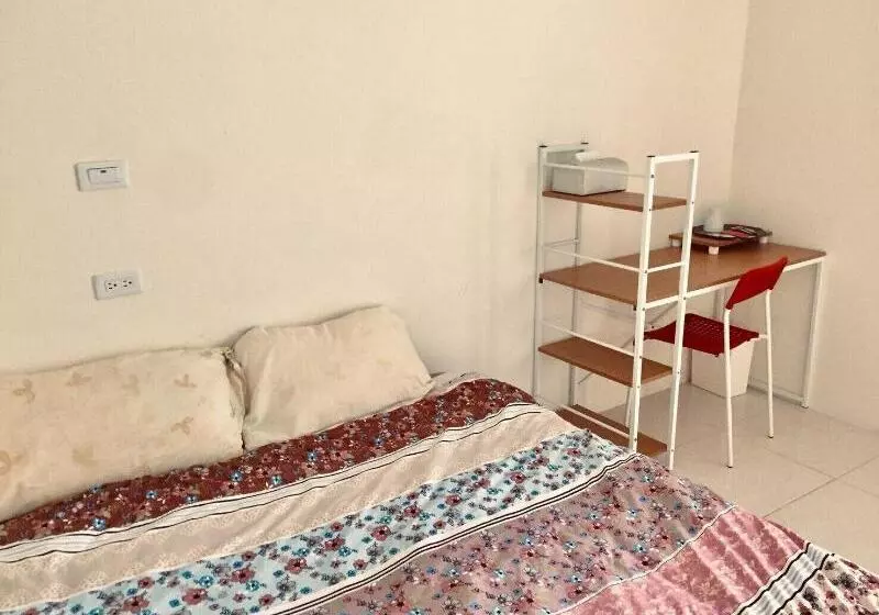 پانسیون Jr House