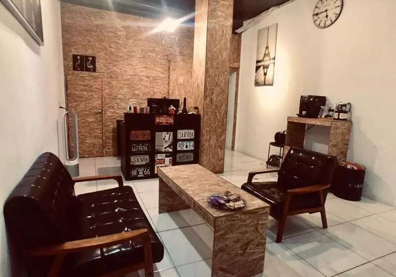 پانسیون Jr House