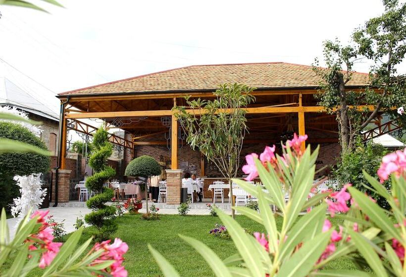 هتل Macara Sheki City