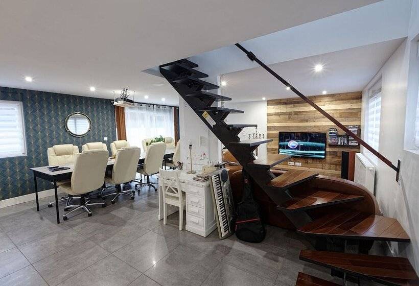 ペンション Les V Elements