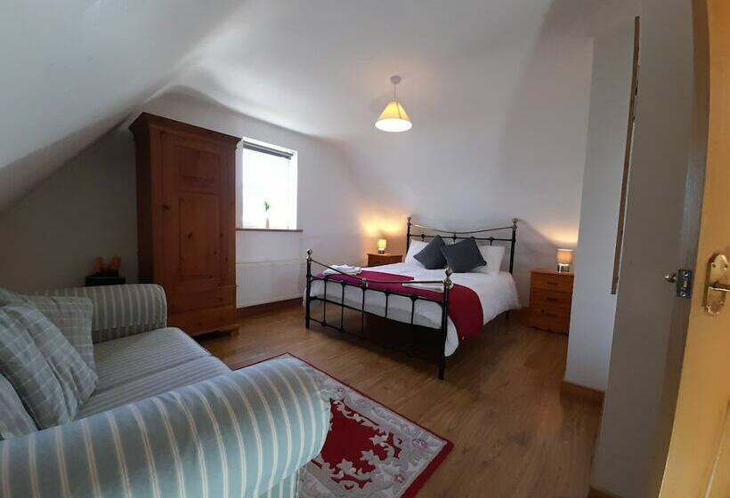 Teac Chondai Thatched Cottage