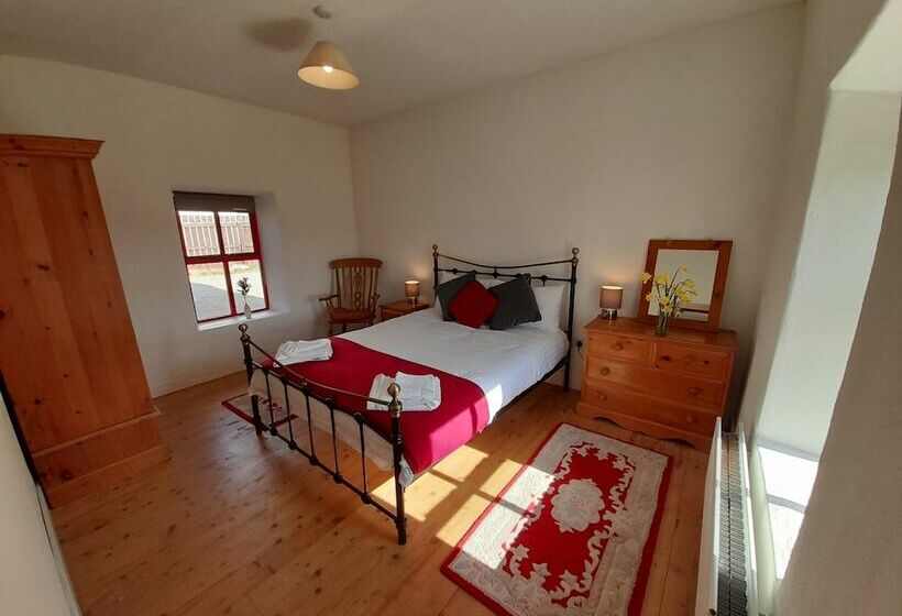 Teac Chondai Thatched Cottage