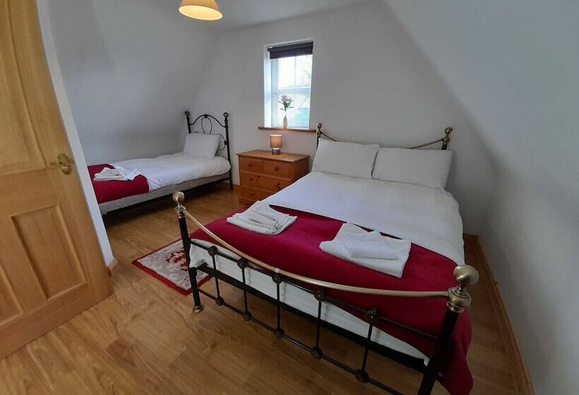 Teac Chondai Thatched Cottage