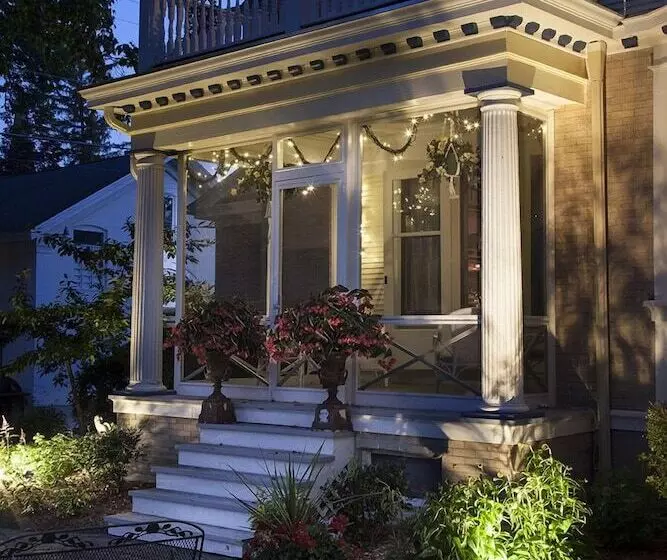 Honeybee Inn Bed & Breakfast