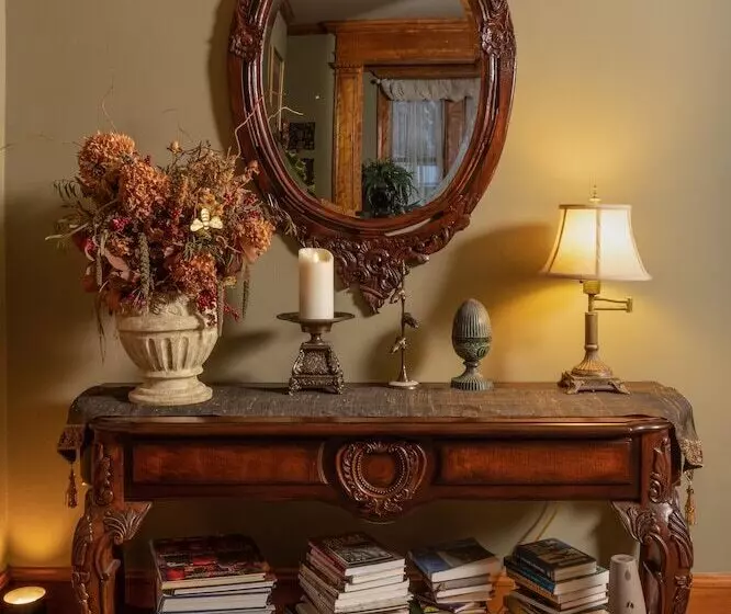 Honeybee Inn Bed & Breakfast