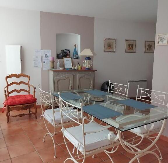 膳宿费 Entre Vignes Et Dentelles