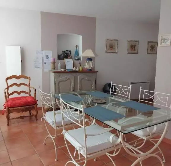 ペンション Entre Vignes Et Dentelles