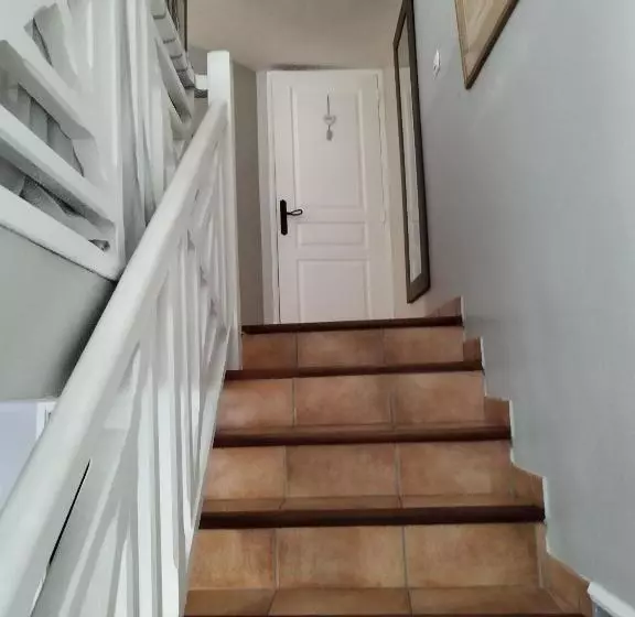 ペンション Entre Vignes Et Dentelles