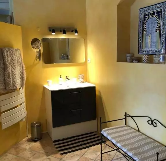 ペンション Entre Vignes Et Dentelles