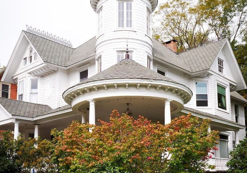 פנסיון Shadowcrest