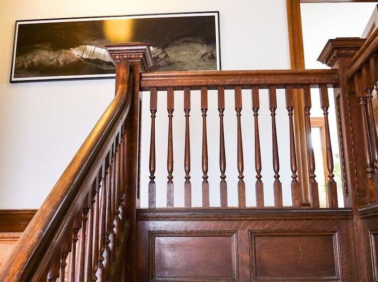 פנסיון Shadowcrest