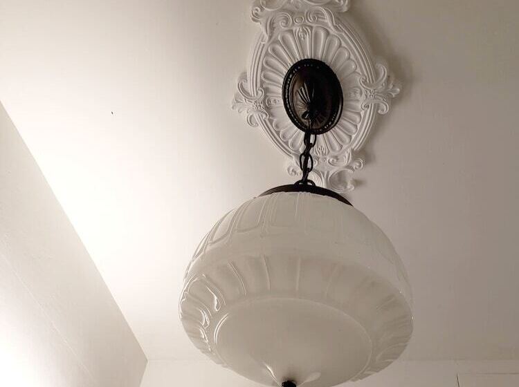 פנסיון Shadowcrest