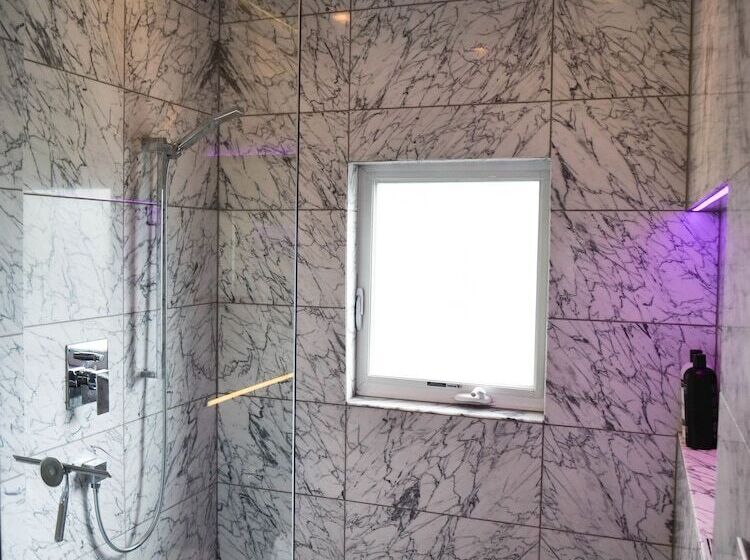 פנסיון Shadowcrest