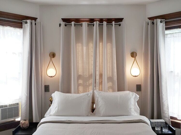 פנסיון Shadowcrest