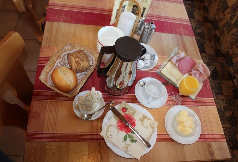 פנסיון Zur Rotenfelsstube