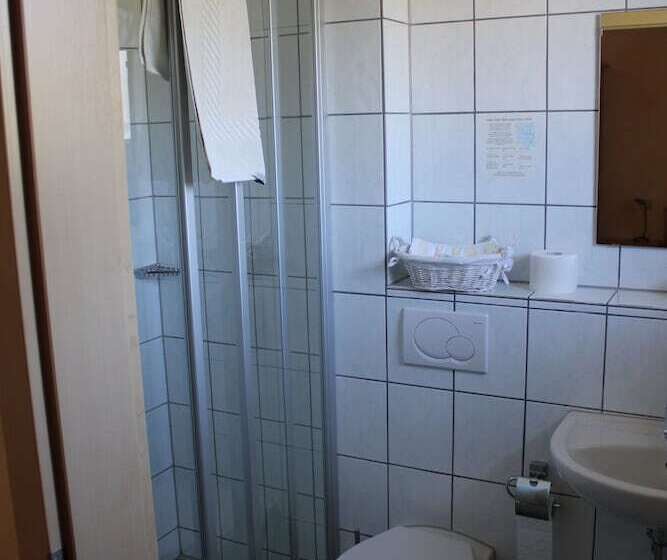 פנסיון Zur Rotenfelsstube