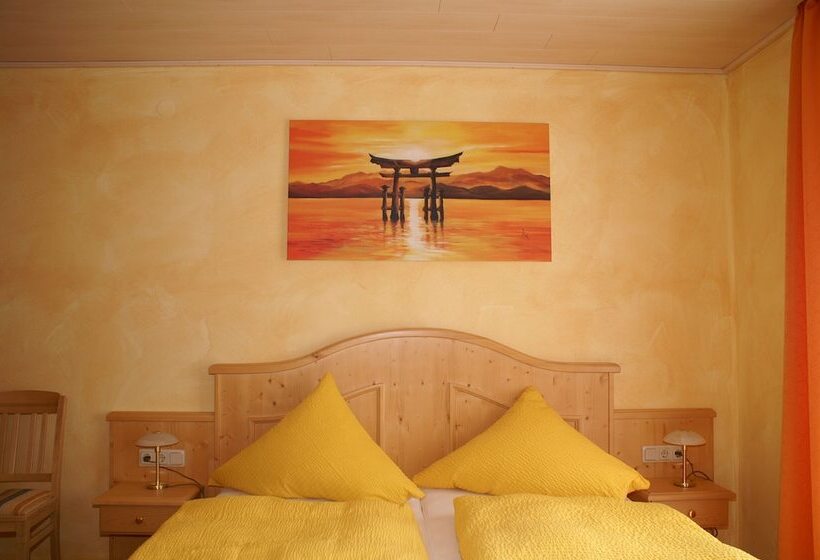 פנסיון Zur Rotenfelsstube