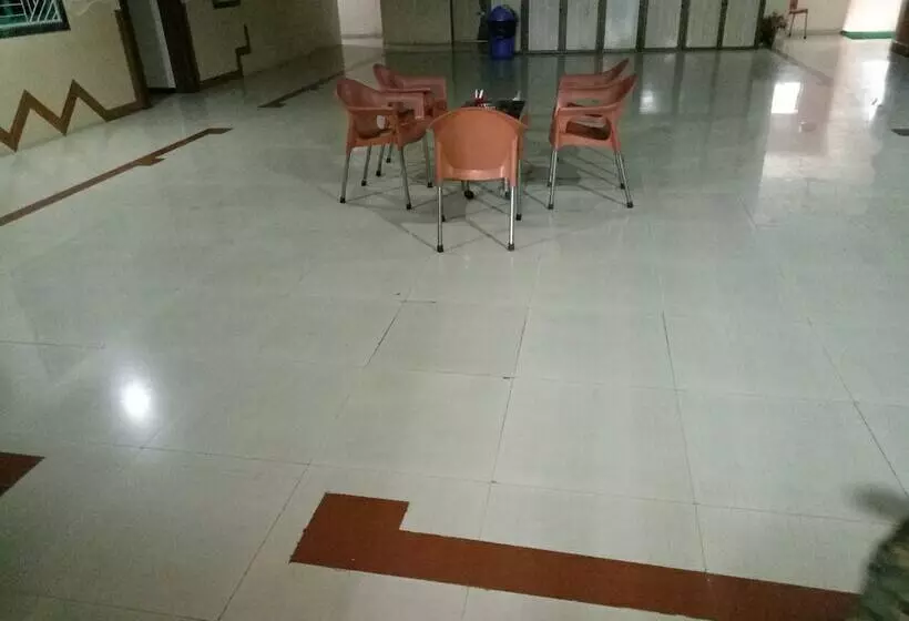 Royal Guest House   Hostel