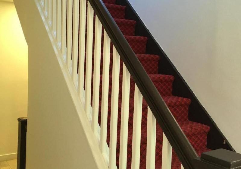 Kamway Lodge & Travel Hostel