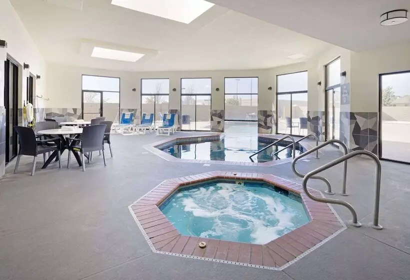 בית מלון כפרי Comfort Inn & Suites