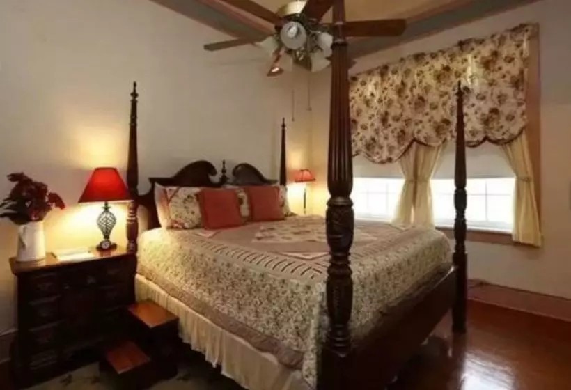 Old Castillo Bed And Breakfast