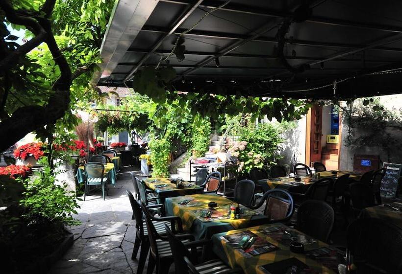 هاستل De La Place