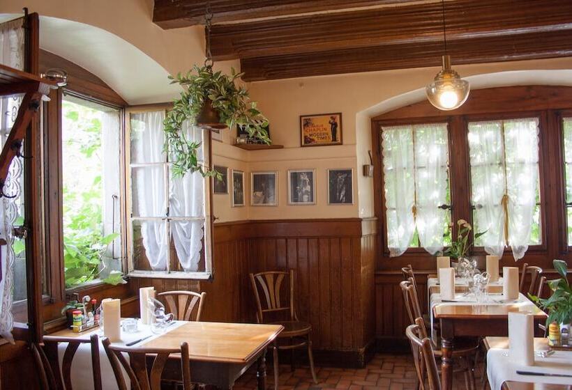 هاستل De La Place