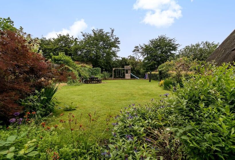 Yew Tree Cottage Sleeps 12, Garden & Pet Friendly