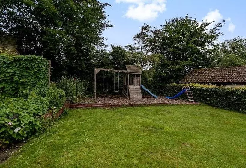 Yew Tree Cottage  Sleeps 12, Garden & Pet Friendly