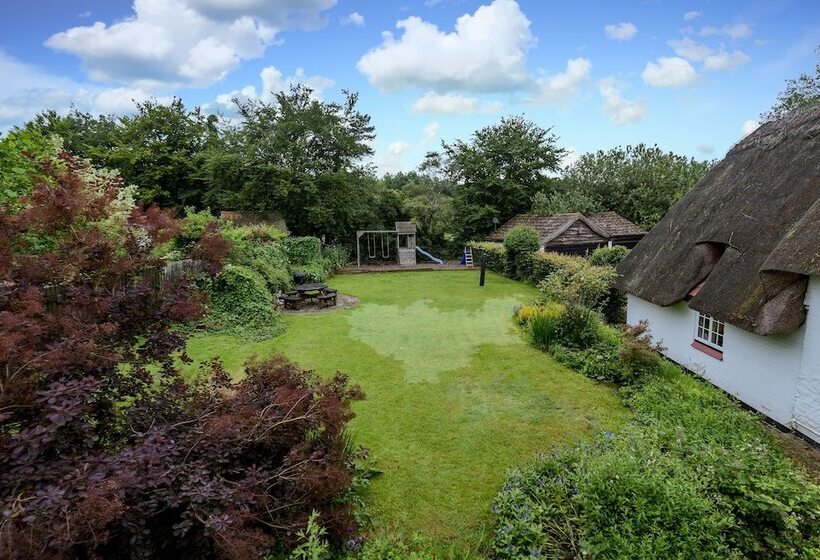 Yew Tree Cottage Sleeps 12, Garden & Pet Friendly