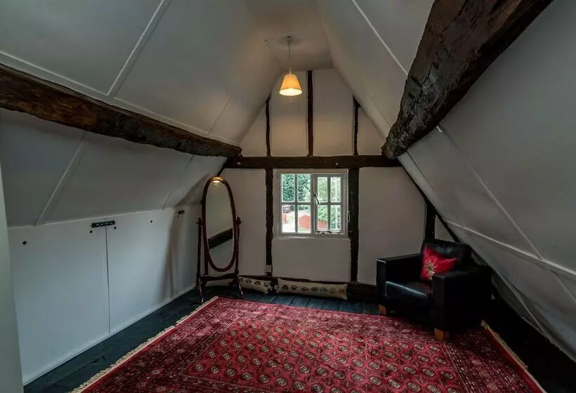 Yew Tree Cottage  Sleeps 12, Garden & Pet Friendly