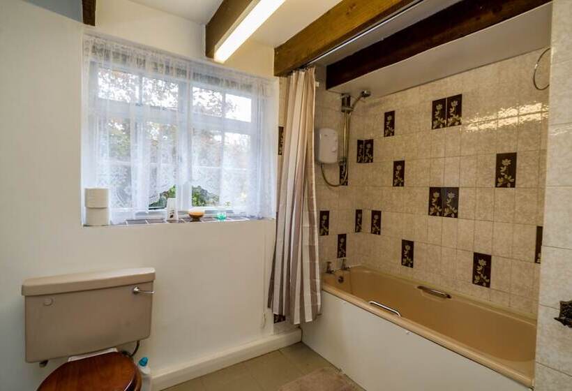 Yew Tree Cottage Sleeps 12, Garden & Pet Friendly