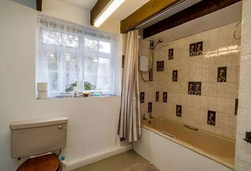 Yew Tree Cottage  Sleeps 12, Garden & Pet Friendly