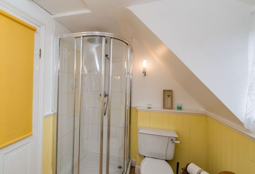 Yew Tree Cottage Sleeps 12, Garden & Pet Friendly