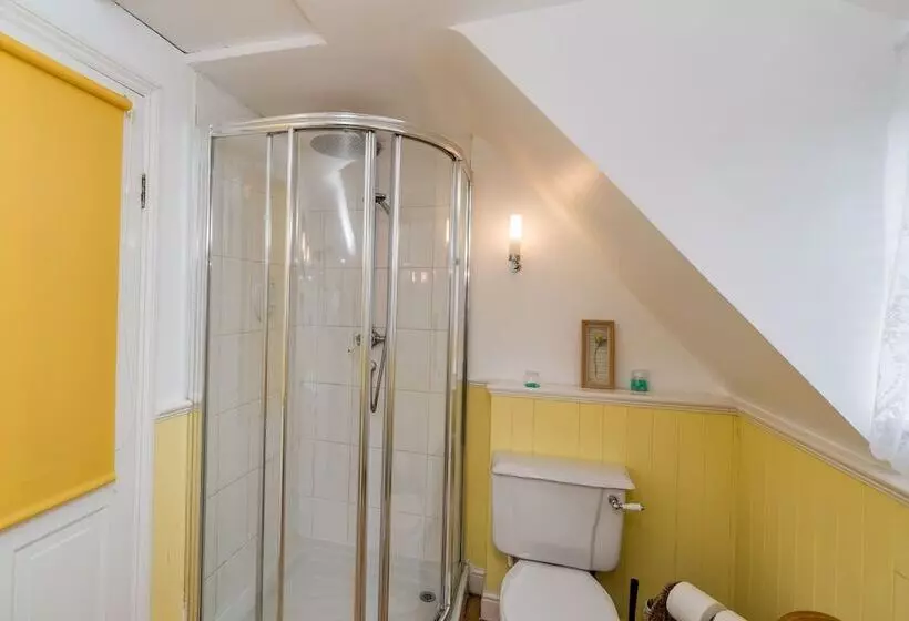 Yew Tree Cottage  Sleeps 12, Garden & Pet Friendly